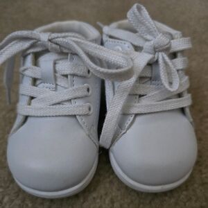 Children's white shoes size 2w